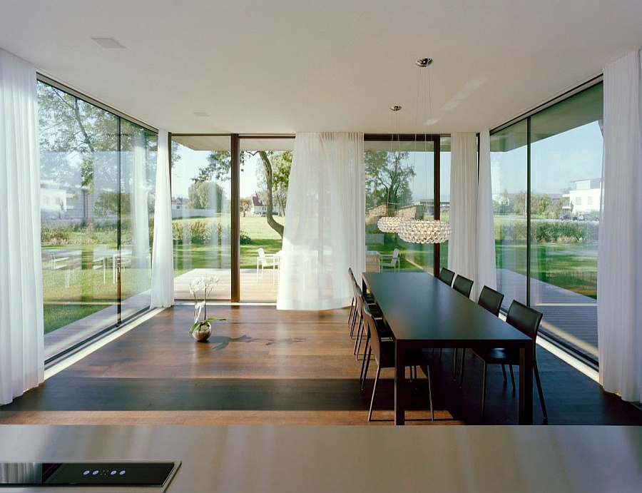 Gorgeous dining area that lets the outdoors be its backdrop