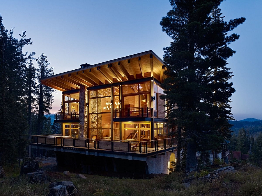 Large glass windows that open up towards the forest blend privacy with scenic views