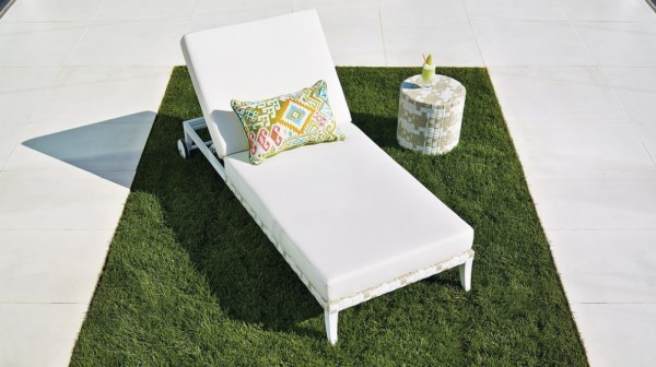 Refreshing lounge chair and side table