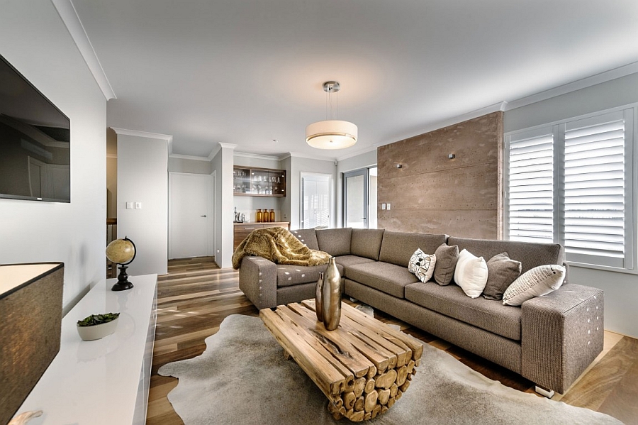 Relaxed familay area with a plush couch in brown and an inimitable coffee table at its heart