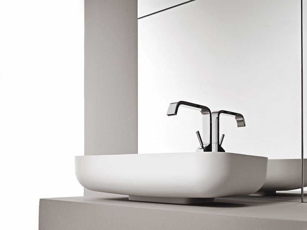 Sit-on basin in white is both space-conscious and stylish