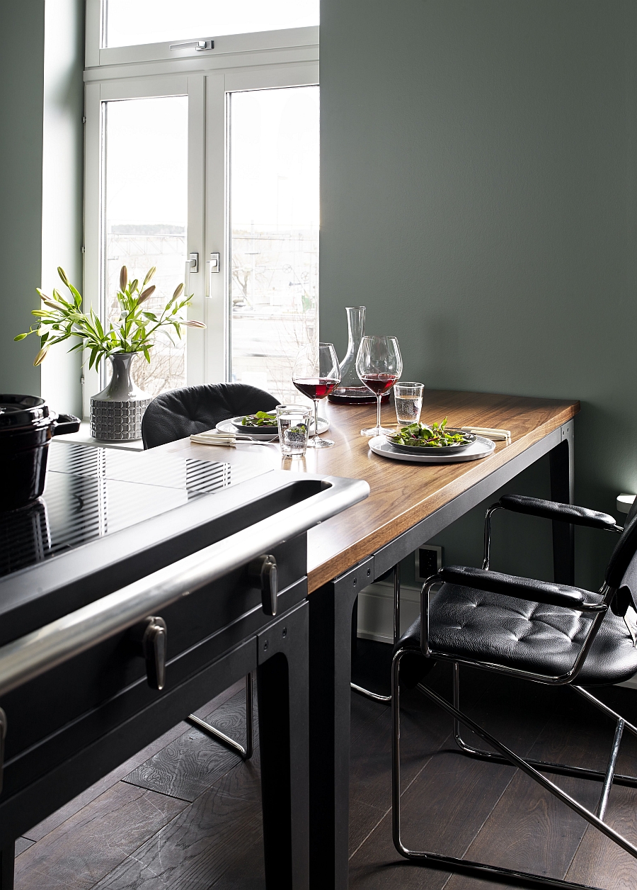 Smart and sleek dining area coupled with the La Cornue W.