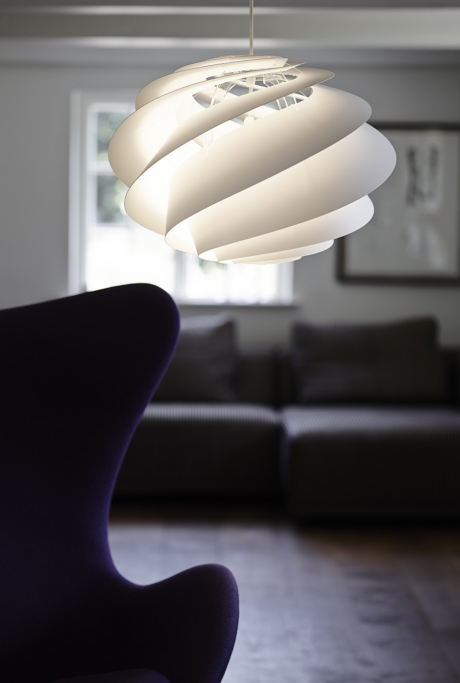 The silhouette of the Egg Chair complements the Swirl lamp perfectly