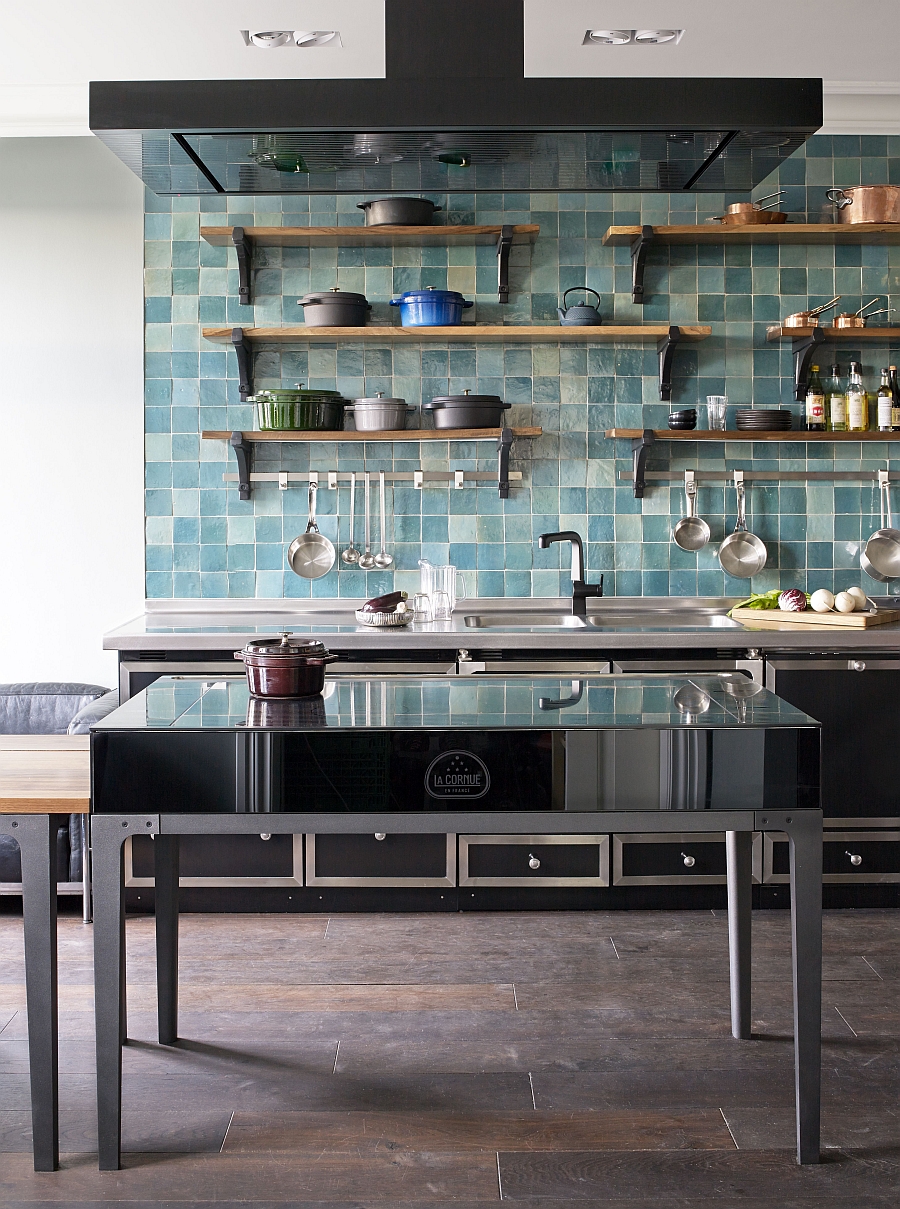 Trendy backsplash in blue for the modern kitchen