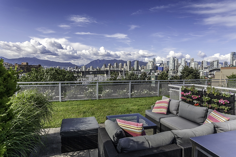 Unabated city views from the spacious terrace