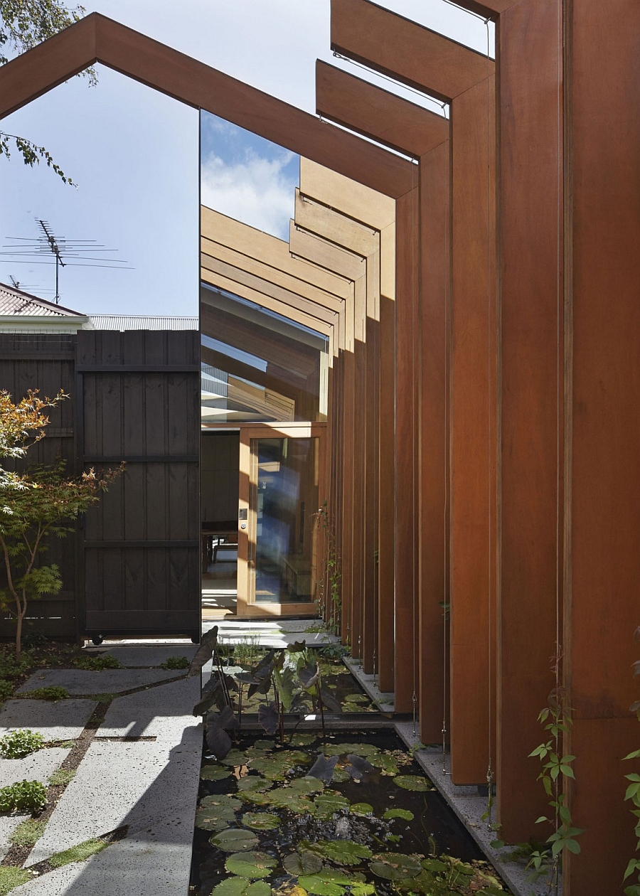 Unique wooden columns that shape the new extension of the traditional Melbourne house