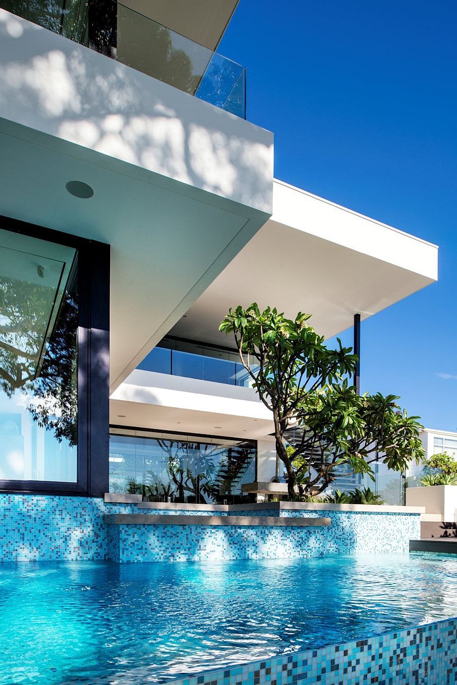 White and blue is the ideal color duo for the poolside space