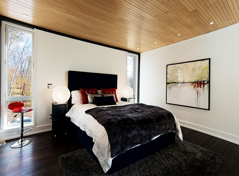 Wooden ceiling gives the bedroom in black and red a warm, inviting appeal