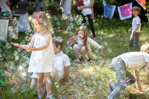 A bubble relay race