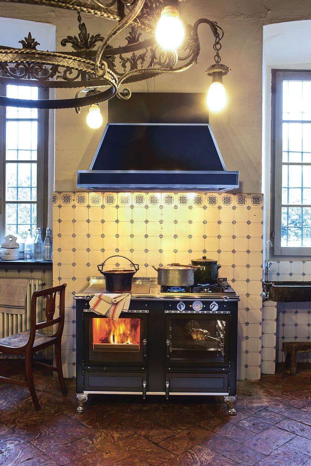 Add some excitement to the rustic kitchen with a latest, eco-friendly wood-burning cookers