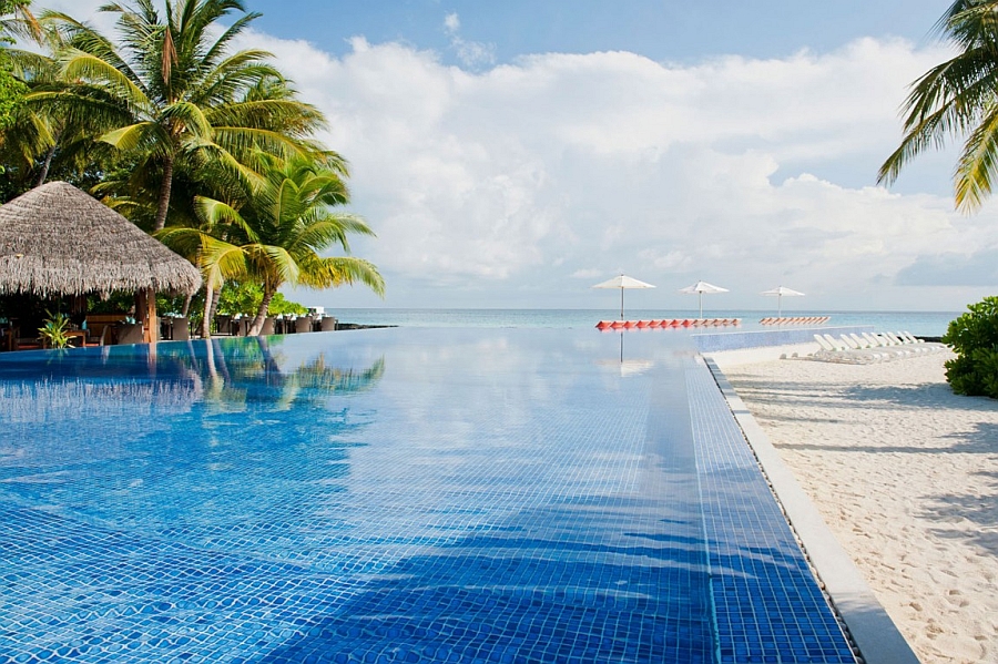 Amazing infinity-edge pool overlooking the beautiful Indian Ocean in Maldives