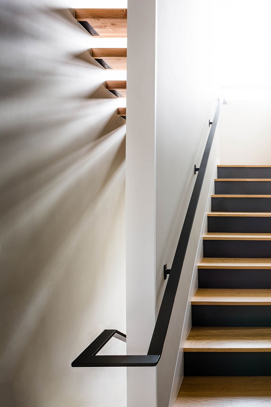 Beautiful wooden staircase design for the space-conscious modern home