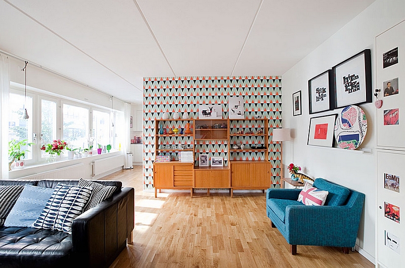 Bright wallpaper enlivens the beautiful living room with Midcentury Modern flair