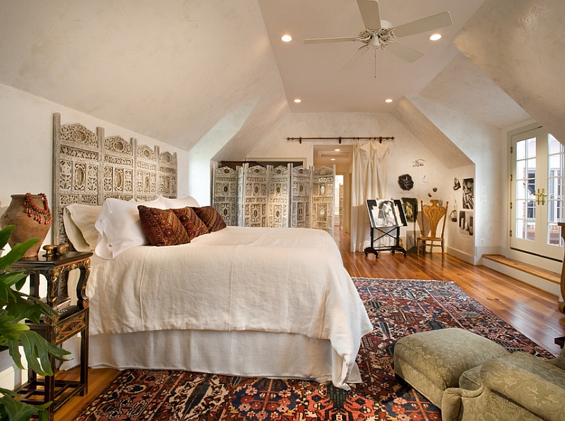 Burnished plaster walls and Central Asian styled screen give the room a touch of Moroccan vibe