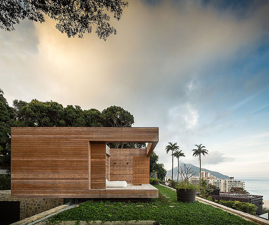 Facade of the house clad in wood, stone and glass