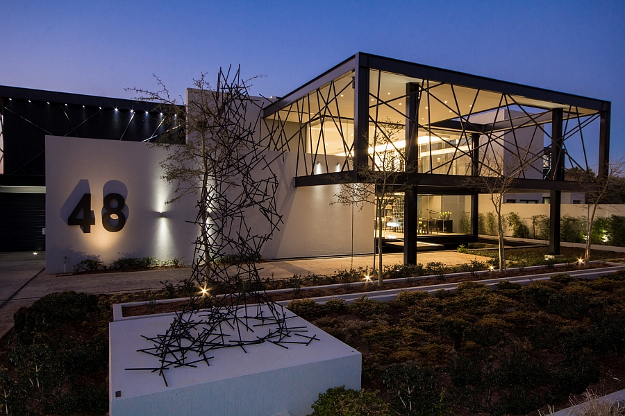 Front facade of the contemporary House Ber in Southe Africa