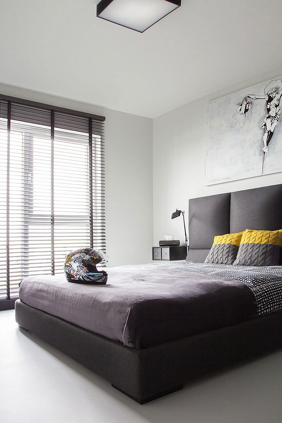 Gorgeous black and white bedroom in a trendy Polish apartment