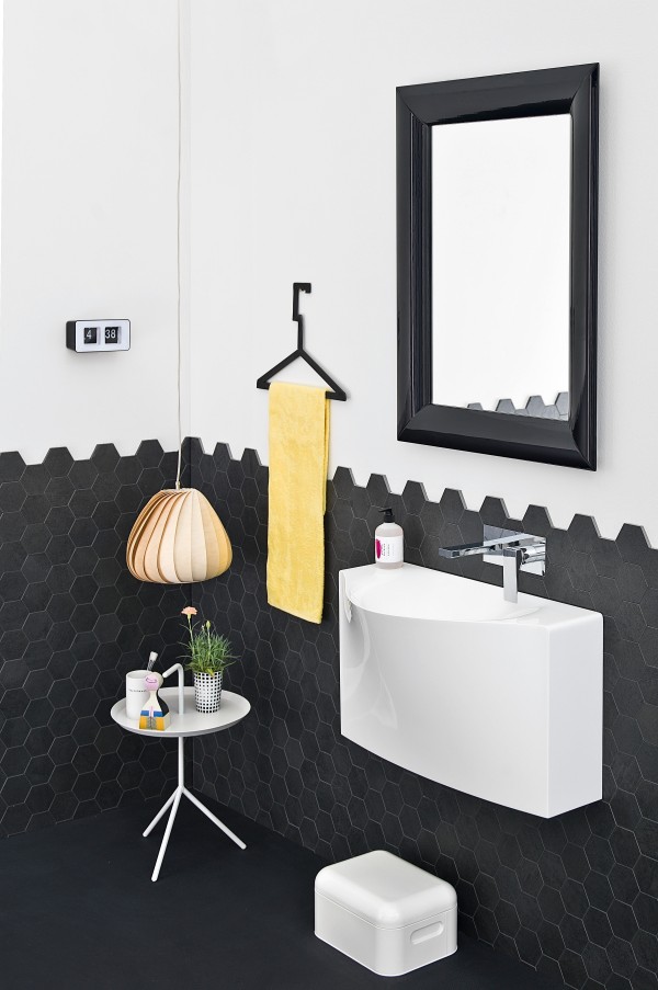 Hexagonal shaped black tiles add style and pattern to the bath