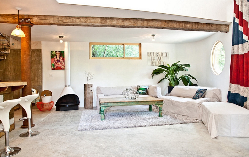 Living room with an inclined ceiling and an exposed wooden beam
