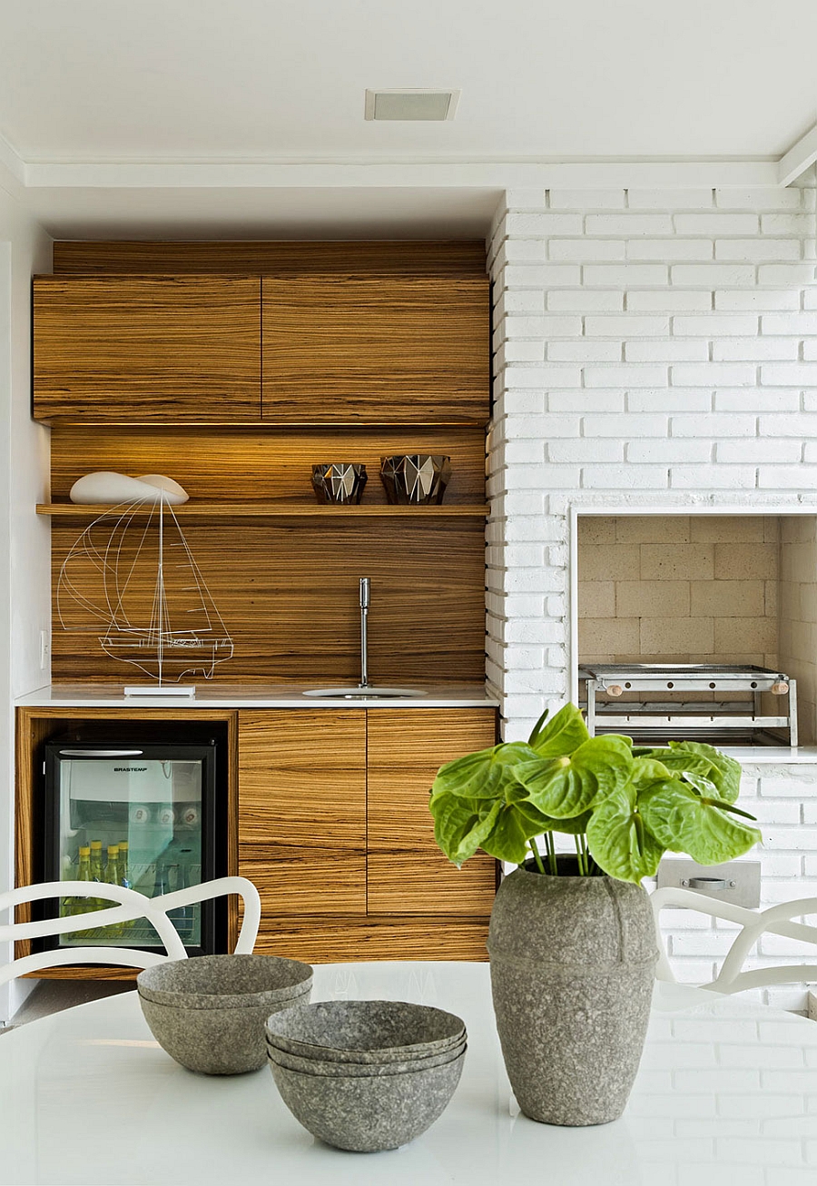 Lovely bowls and vases usher in a new texture into the living room