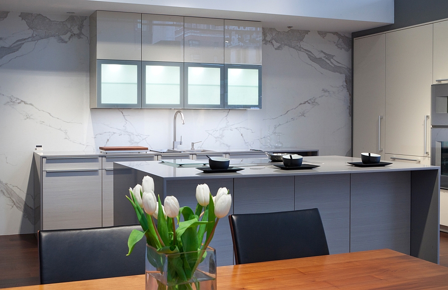 Lovely marble-styled backsplash in the kitchen with porcelain tiles