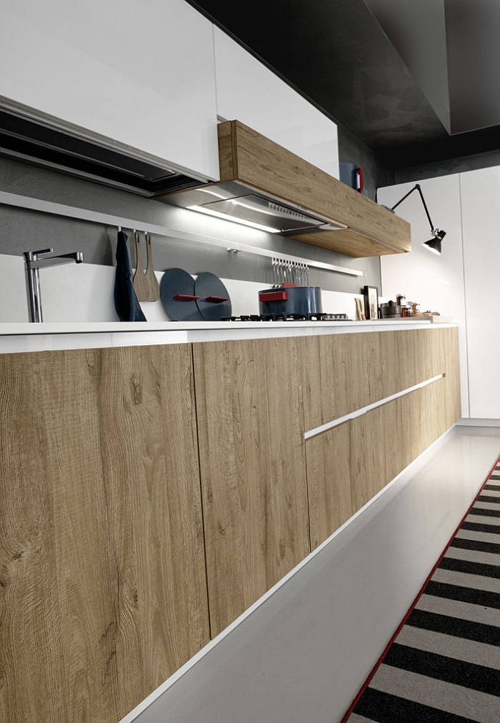 Natural wooden sufaces combined with glossy hues in the Magika kitchen