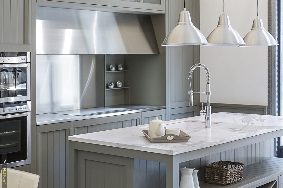 Neolith Estatuario porcelain surfaces brings style and durability to the kitchen island
