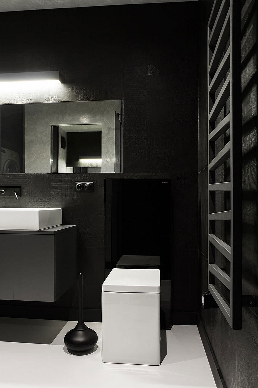 Smart black and white bathroom with sophisticated minimalism