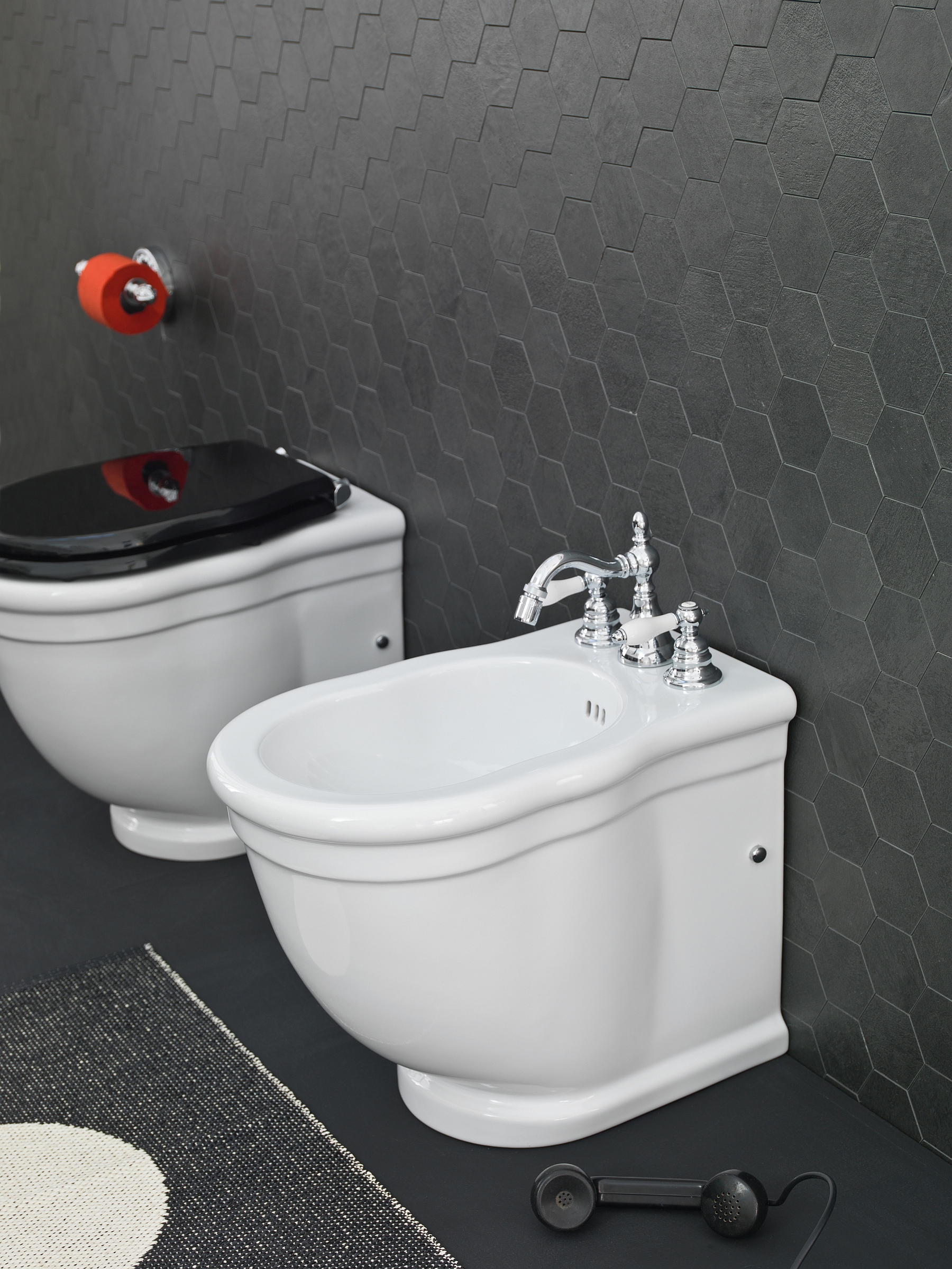 White wc with black lids are one of the hottest trends in bathroom design this year