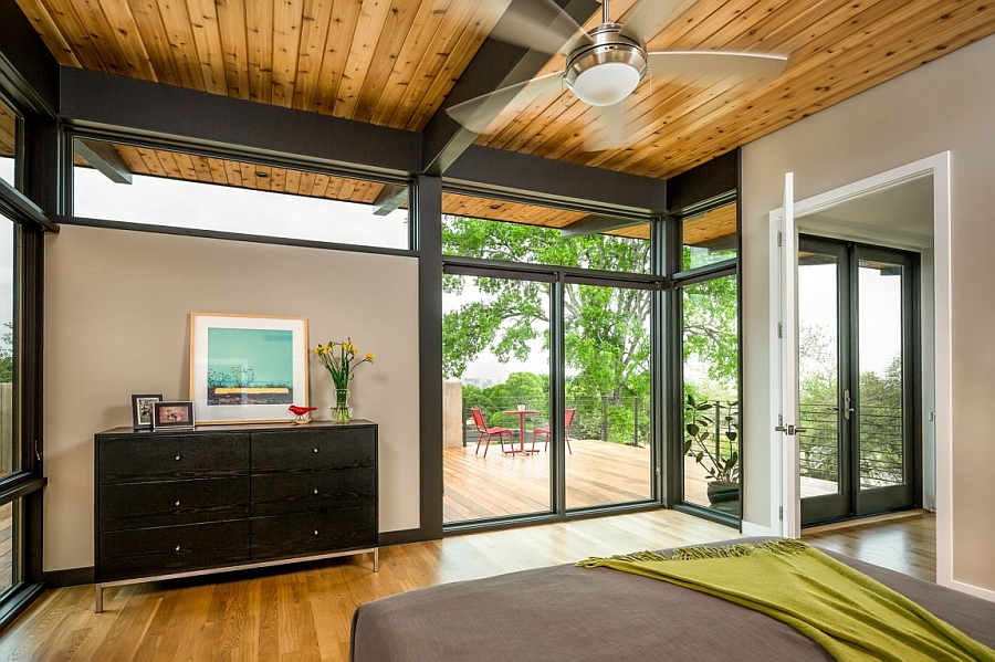 Wooden ceiling punctuated bu steel beams adds to the coziness of the bedroom