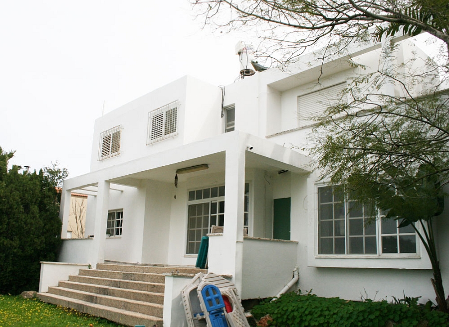 A before shot of the front of the private residence that underwent modern renovation
