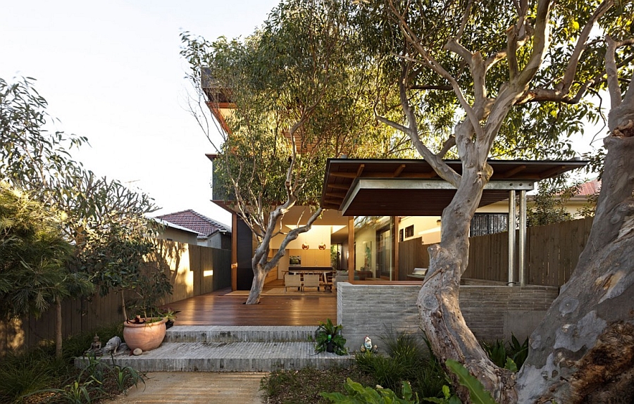 Gorgeous entrance of the Sydney house draped in nature