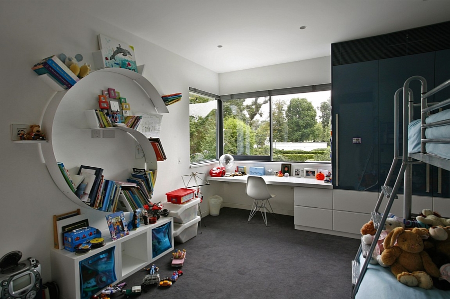 Innovative bookshelf in the kids' bedroom