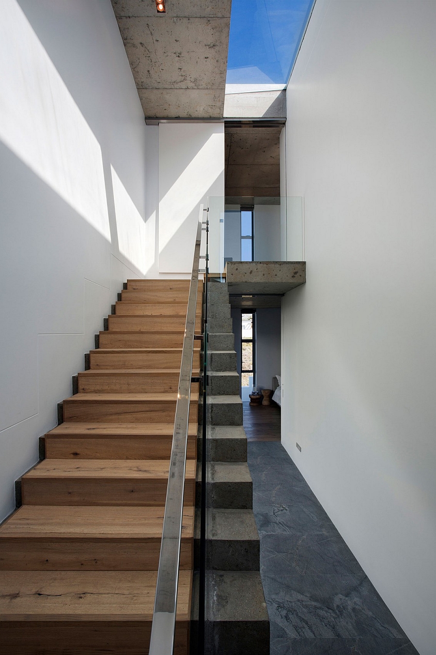 Interesting use of concrete and wood to shape a stylish staircase