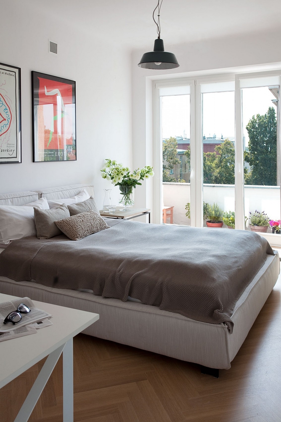 Lovely bedroom in white connecetd with the small Balcony outside