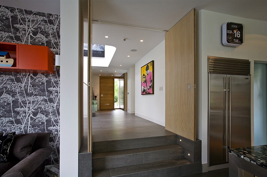 Modern entrance design and decorating idea