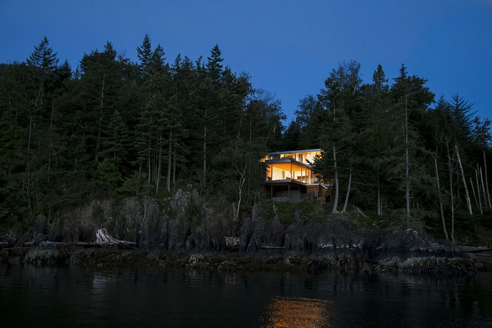 Perched on top of the cliffs - off-grid house