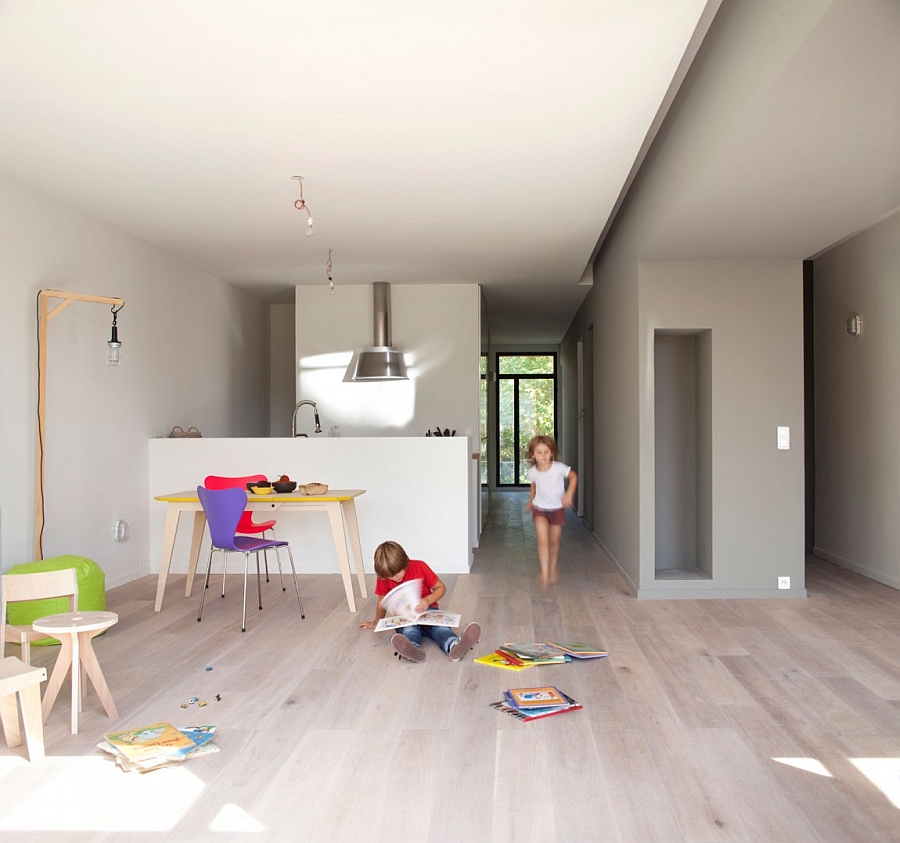 Playzone next to the kitchen allows the parents to keep an eye on the kids