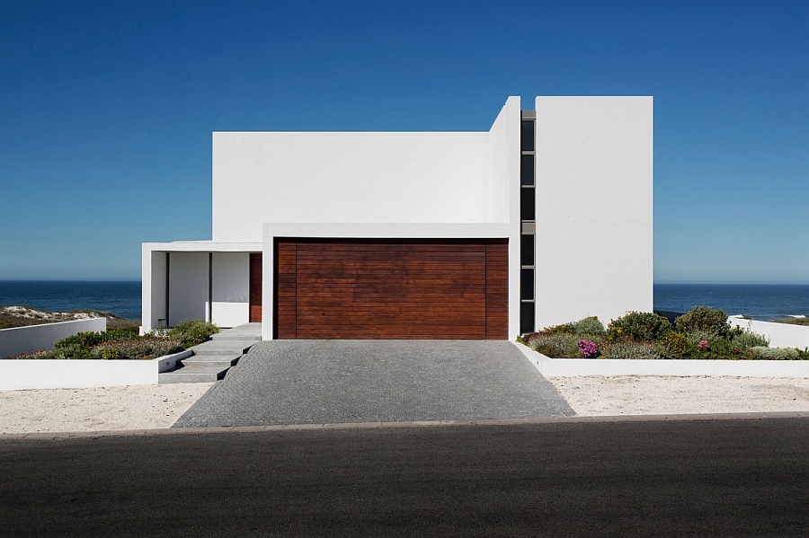 Street facade of the gorgeous Cape Town residence offers ample privacy