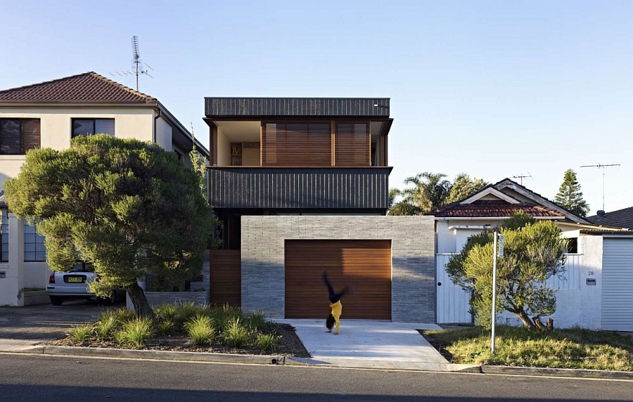 Street facade of the modern Plywood House II in Sydney