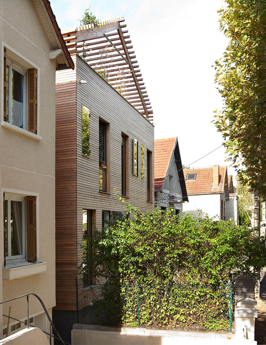 Street facade of the sustainable house offers plenty of privacy