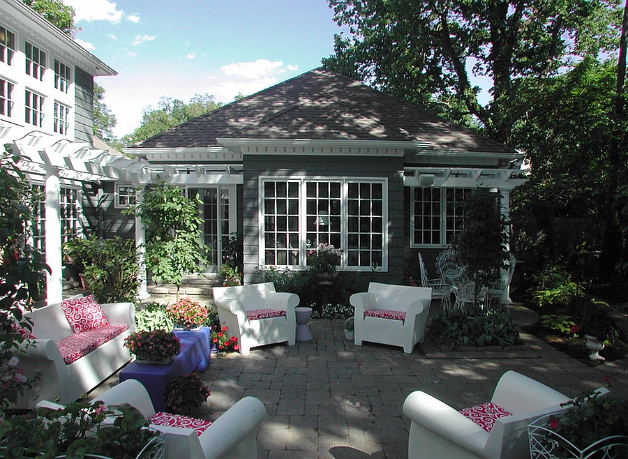 Switch between accent cushions to alter the appeal of the patio [Design: RDM Architecture]