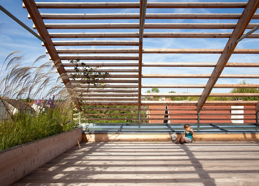 The shaded roof doubles as a lovely playzone for the kids