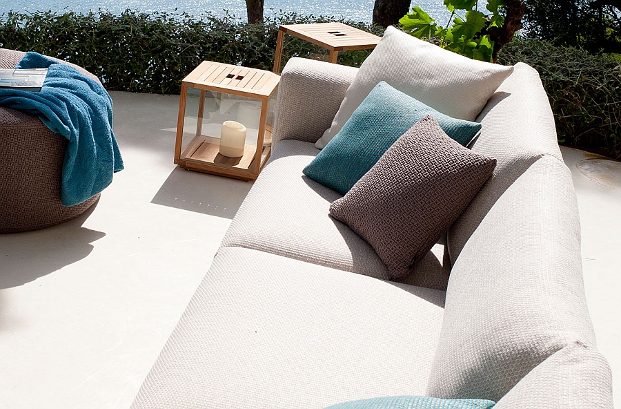 Waterproof laminated polypropylene cover protects the fabulous sofa from harsh weather