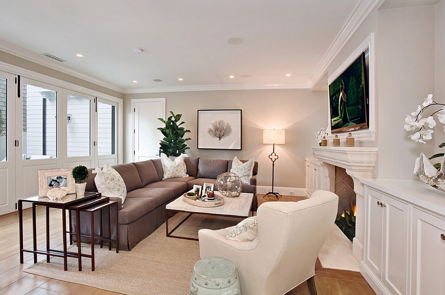 Beach style living room with a relaxed ambiance [Design: Brandon Architects]