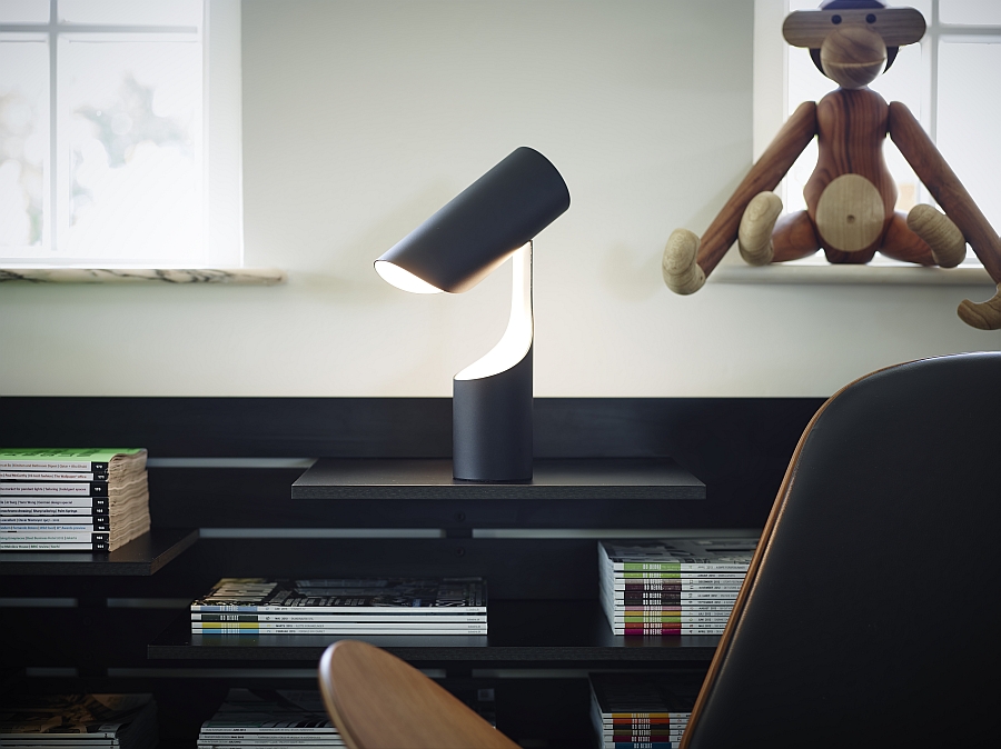 Beautiful and sleek table lamp saves up desk space