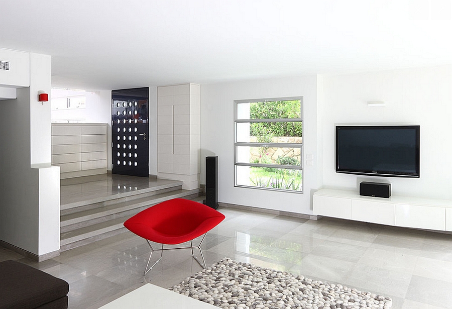 Bertoia Diamond Lounge Chair in the minimal living room [Design: Amitzi Architects]
