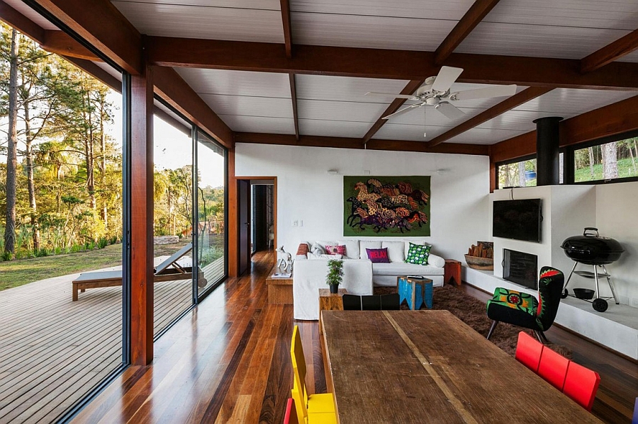 Cheerful and airy living area that is connected to the deck outdoors