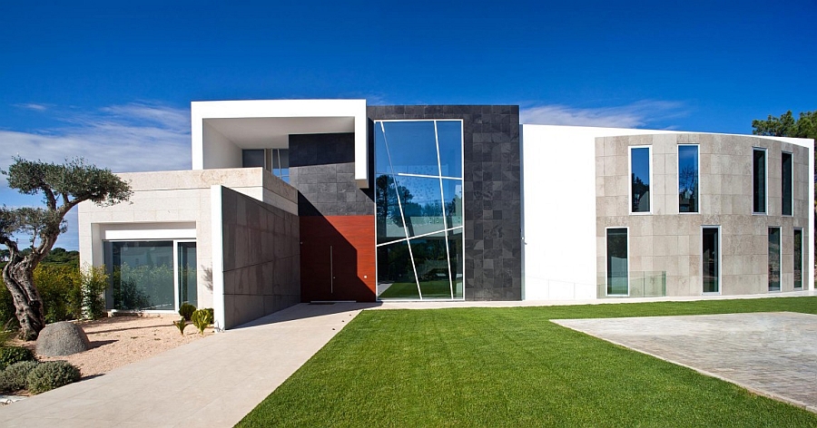 Contemporary facade of Quinta Villa in Portugal