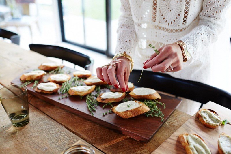 Crostini with thyme, mint and parsley